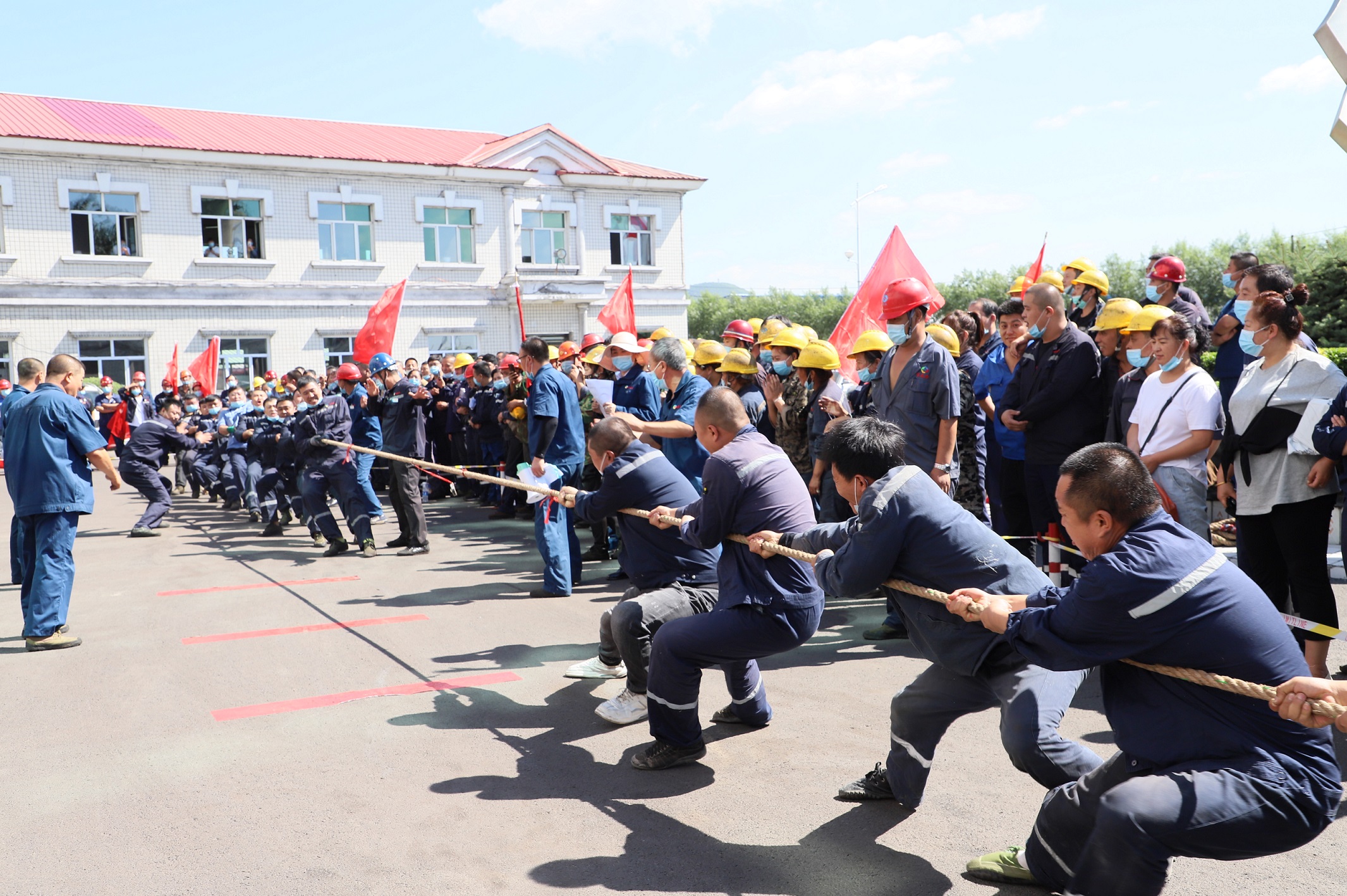 “迎八一?聚合力”職工拔河比賽