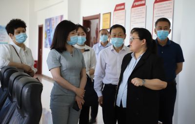 市政協(xié)副主席，市工商聯(lián)主席唐世云蒞臨寶泰隆開展石墨烯新材料專題調(diào)研座談